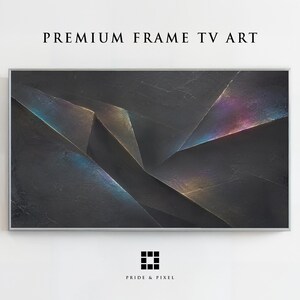 Puede incluir: Una obra de arte digital rectangular titulada PREMIUM FRAME TV ART que presenta una composición abstracta oscura y texturizada con facetas geométricas nítidas. La superficie muestra tonos gris carbón con reflejos de luz prismáticos.