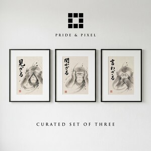 Peut inclure: Un ensemble de trois cadres muraux présentant des illustrations de singes en encre noire et blanche. Chaque impression représente l'un des trois singes de la sagesse se couvrant les yeux, les oreilles ou la bouche, avec calligraphie et sceau rouge.