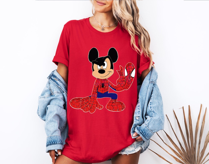 Op de afbeelding: Rood T-shirt met Mickey Mouse als Spider-Man. Het ontwerp toont Mickey in een Spider-Man-kostuum, met rode en blauwe kleuren. Het shirt heeft korte mouwen en een ronde halslijn.