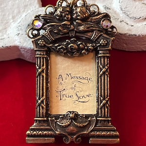 Broche colgante con marco de latón vintage, mensaje de amor verdadero, alas de ángel, columnas, estilo Art Nouveau, broche victoriano, cuentas de cristal, sentimental.