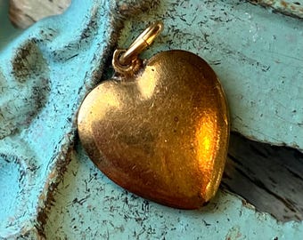 Colgante vintage de latón con forma de corazón hinchado