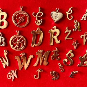 Elige un dije, colgante vintage con nombre y letra, inicial a elegir, regalo personalizado, para collar o pulsera con dijes, dijes del alfabeto, tono dorado