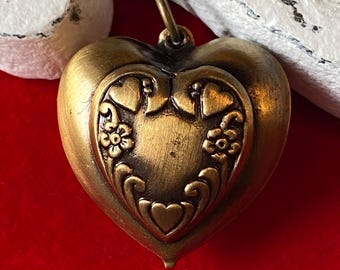 Colgante vintage de latón con forma de corazón repujado, para collar, estilo victoriano con motivos florales antiguos.