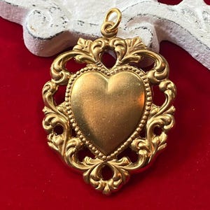 Dije de corazón grande de latón vintage, colgante de corazón dorado, joyería de estilo victoriano, para collar y pulsera, regalo para ella