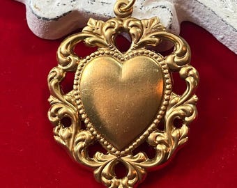 Dije de corazón grande de latón vintage, colgante de corazón dorado, joyería de estilo victoriano, para collar y pulsera, regalo para ella