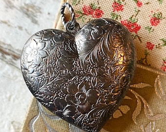 Colgante de corazón abombado con grabado floral de estilo victoriano, dije de plata envejecida