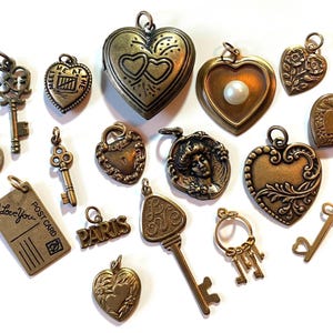 Wählen Sie einen Charm Anhänger, Vintage Messing Herzen Schlüssel, viktorianische Dame, Paris, Medaillon Postkarte, Schloss, Liebeszeichen, für Bettelarmband oder Halskette