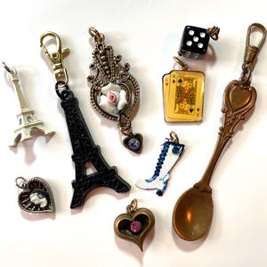 Choix de breloques, pendentifs à breloques vintage, tour Eiffel, cartes, botte, dés, cuillère, coeurs, rose en biscuit, pour collier ou bracelet, poignées de sac à main
