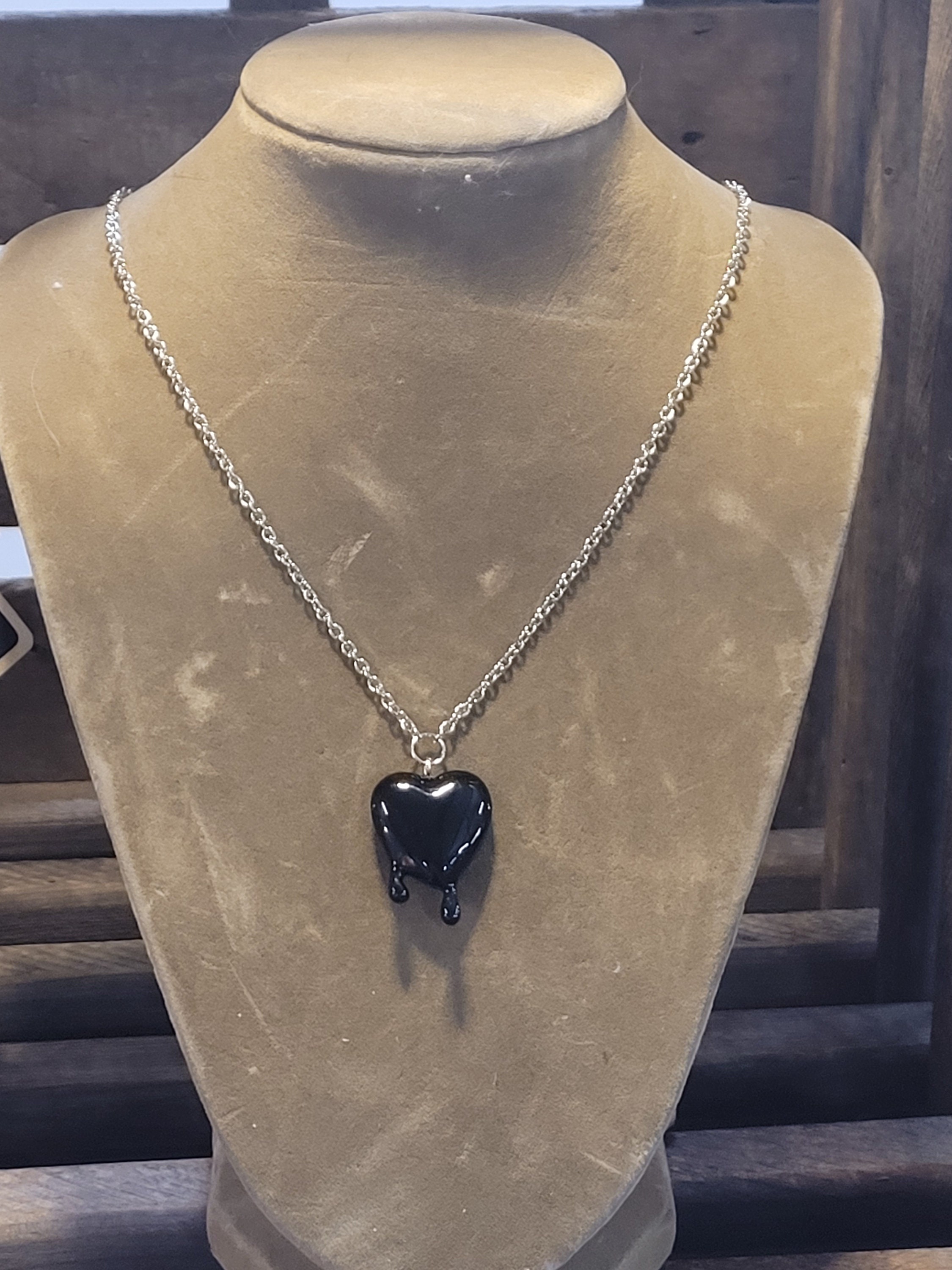 Drippy Ink Black Heart Pendant Necklace - Thumbnail 3