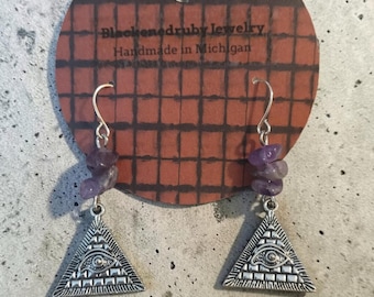 Pendientes piramidales Ojo de la Providencia, amatista - sin níquel