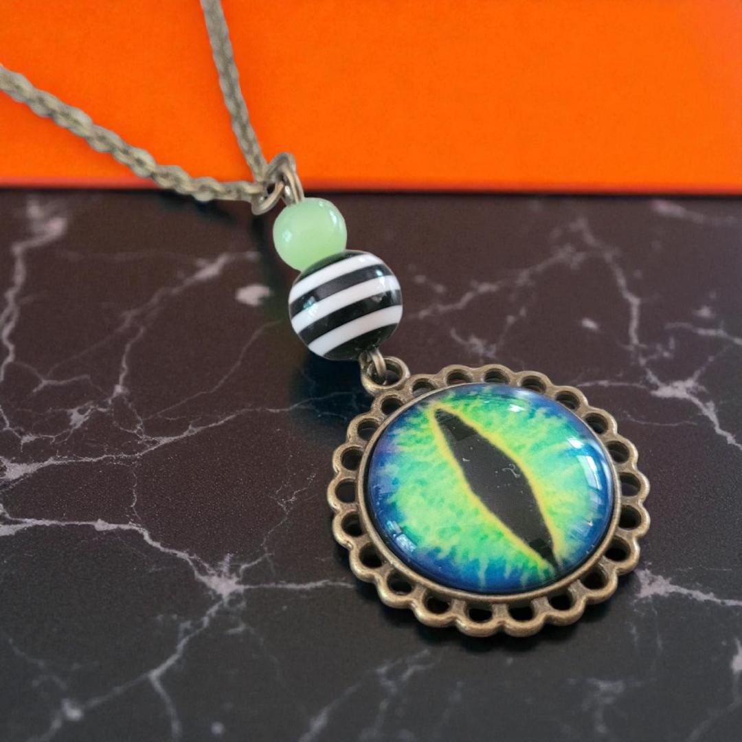 Monster Lizard Eye cabochon necklace - Thumbnail 2