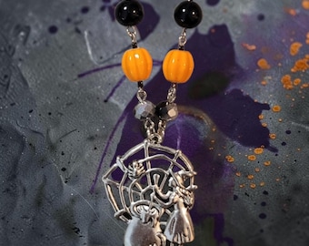 Collar con colgante de bruja y caldero de estilo retro kitsch