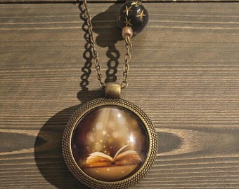Collar de cabujón con libro de hechizos mágicos