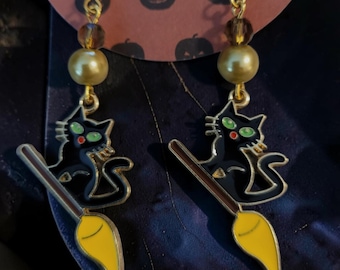 Pendientes de esmalte con gatos negros en escobas de brujas - sin níquel
