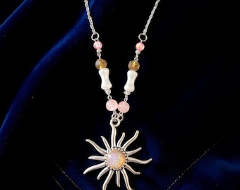 Collar con colgante de sol eclipsado, cristal de ópalo de fuego japonés vintage, rosa, cuentas de hueso, hecho a mano, celestial