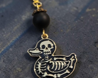 Collar con colgante de pato esqueleto y cuentas de vidrio