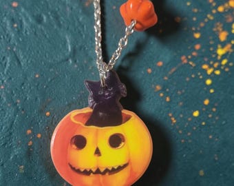 Collar con colgante de gato negro retro en una calabaza