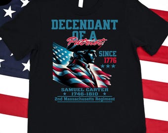 Op de afbeelding: Zwart t-shirt met een patriottisch ontwerp. Het shirt heeft de tekst "Descendant of a Patriot Since 1776" en een illustratie van een historische figuur met de Amerikaanse vlag. De tekst "Samuel Carter 1746-1810 2nd Massachusetts Regiment" is ook opgenomen.