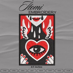 Puede incluir: Parche bordado con un diseño estilizado. Presenta un corazón y un ojo rojos, alas blancas y lágrimas. El parche es negro, rojo y blanco, con el texto "Homi EMBROIDERY". Mide aproximadamente 10,16 cm.