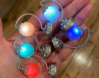 Lampada a bolle di vetro in miniatura, lampada decorativa funzionante in scala 1:12, alimentata a batteria, base e supporto argentati, 5 colori diversi tra cui scegliere.