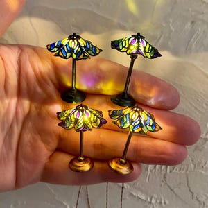 Abat-jour miniature en forme de fleur en vitrail, finition fer ou bronze terni, pile 3 volts ou 12 volts avec prise, 2 couleurs d'abat-jour au choix