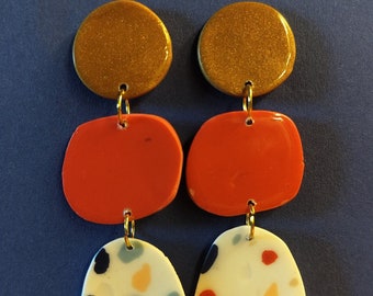 Boucles d'oreille pendantes corail, or & terrazzo