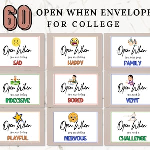 Puede incluir: Sesenta sobres coloridos con el texto "Open When" y diferentes frases para estudiantes universitarios. Las frases incluyen "Te sientes triste", "Te sientes feliz", "Echas de menos a tu familia", "Te sientes indeciso", "Te sientes aburrido", "Necesitas desahogarte", "Te sientes juguetón", "Te sientes nervioso", y "Necesitas un desafío".
