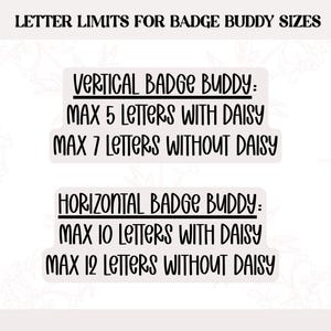 K&ouml;nnte beinhalten: Das Bild zeigt Text &uuml;ber die Buchstabenbeschr&auml;nkungen f&uuml;r Badge-Buddy-Gr&ouml;&szlig;en. Es gibt die maximale Anzahl an Buchstaben f&uuml;r vertikale und horizontale Badge-Buddys an, mit und ohne G&auml;nsebl&uuml;mchen-Design. Der Text ist fett und handschriftlich.