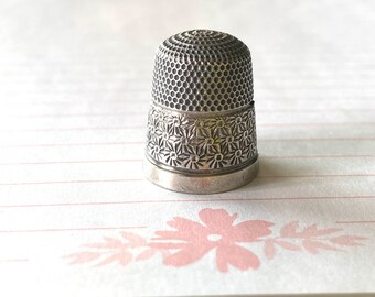 Sterling Vintage  Thimble with Daisy Band Design. Sterling Silver Hallmarked Vintage Sewing Thimble