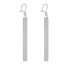 Puede incluir: Un par de pendientes de plata con colgantes rectangulares largos de color gris claro.
