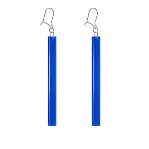 Könnte beinhalten: Ein Paar lange, blaue Acryl-Ohrringe mit silbernen Haken.