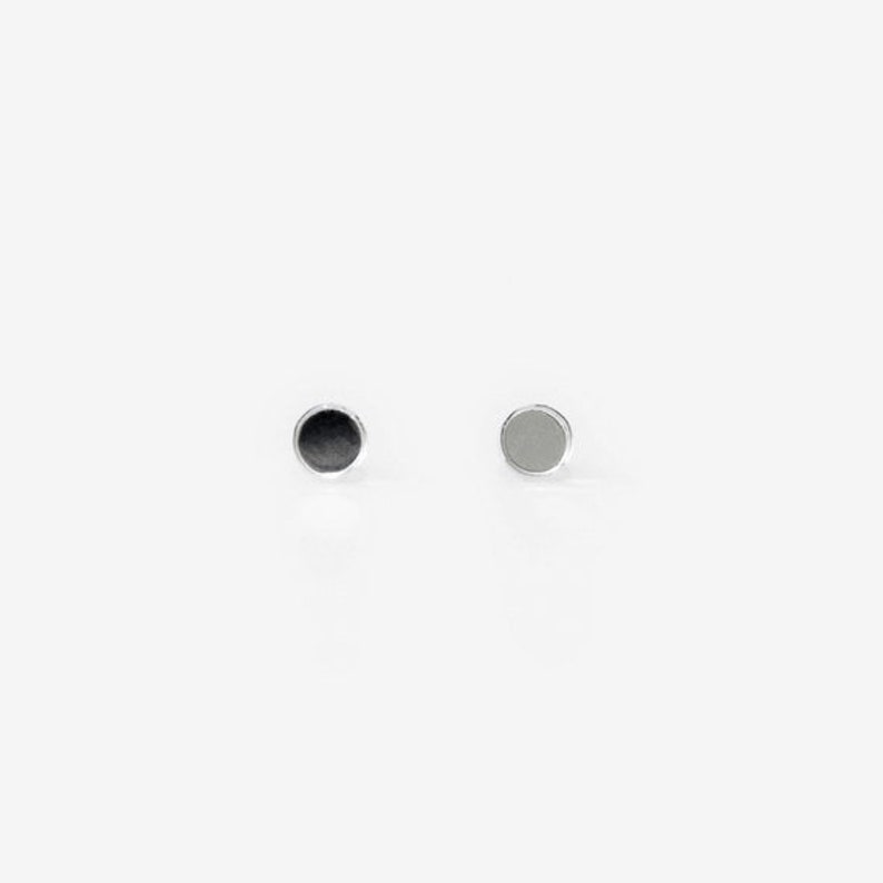 Small circle stud earrings // 925 silver, available in many colors image 3