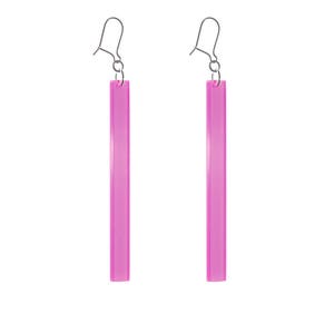Può includere: Un paio di orecchini lunghi, rettangolari e rosa con ganci d'argento.