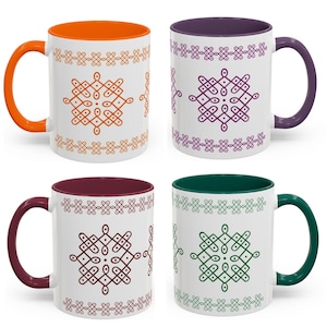 Könnte beinhalten: Vier weiße Keramikbecher mit farbigen Innenräumen und Griffen. Jeder Becher hat einen unterschiedlich farbigen Griff und Innenraum: orange, lila, weinrot und grün. Jeder Becher hat ein geometrisches Design in passender Farbe.