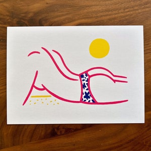 Faulenzen am Strand | Lady Art (kleine 7"x5" Postkarte)
