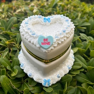 Caja de baratijas con forma de corazón azul vintage y diseño de pastel falso con diseño de Coconut Dream