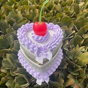 Caja de baratijas con forma de corazón en blanco y rojo con forma de tarta falsa/caja de joyería con forma de tarta falsa/caja de baratijas de resina inspirada en cerezas