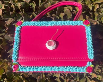 Borsa a forma di torta finta ispirata al rosa e al blu romantico/Borsa a forma di torta finta, perle, fiori e ciliegia sulla borsa in cima