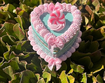 Groene hartvormige namaaktaart Snuisterijdoosje/faux cake sieradendoosje/roze pepermunt versierde doos