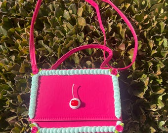Borsa a forma di torta finta ispirata al rosa e al verde romantico/Borsa a forma di torta finta, perle, fiori e ciliegia sulla borsa in cima