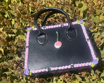 Borsa a forma di torta finta ispirata al romantico nero e viola/borsa a forma di torta finta, fiocchi, fiori e ciliegia sulla borsa in cima