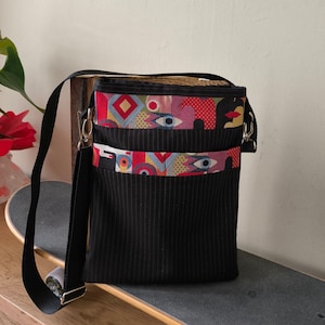 Sac bandoulière artisanal en tissu, petit et pratique, de forme rectangulaire, de qualité fait main, avec un design abstrait coloré, décontracté