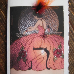 Peut inclure: Une illustration vintage d'une femme en robe rose avec une plume dans les cheveux. La femme est assise sur une chaise, les jambes croisées. L'arrière-plan est un motif foncé et texturé.