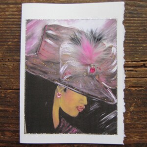 Carta con donna afroamericana con cappello rosa pastello