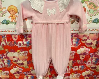 Pijama enterizo rosa de punto de Carriage Boutiques, talla 3/6 meses, años 80
