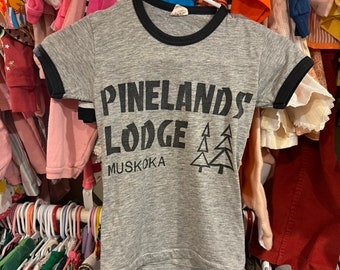 Kids 6 Pinelands Hütte Ringer T-Shirt