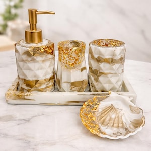 Juego de baño dorado y blanco: dispensador de jabón, portacepillos, jabonera y estante. Decoración de baño. Accesorios de resina.