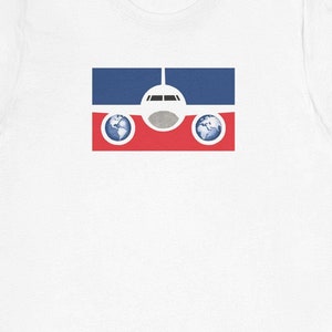 Retro Luftpost - Flugzeug und Globen - Vintage 1976 US Air Mail Briefmarke - Jet Age - Weltreise - Unisex Jersey Kurzarm T-Shirt