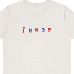 Puede incluir: Una camiseta blanca con la palabra "fubar" impresa en rojo y azul.