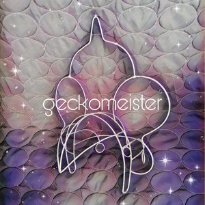 May include: A white metal wire frame in the shape of a Mickey Mouse head, with the text "geckomeister" printed on the frame. The frame is on a purple and white background with a pattern of circles.